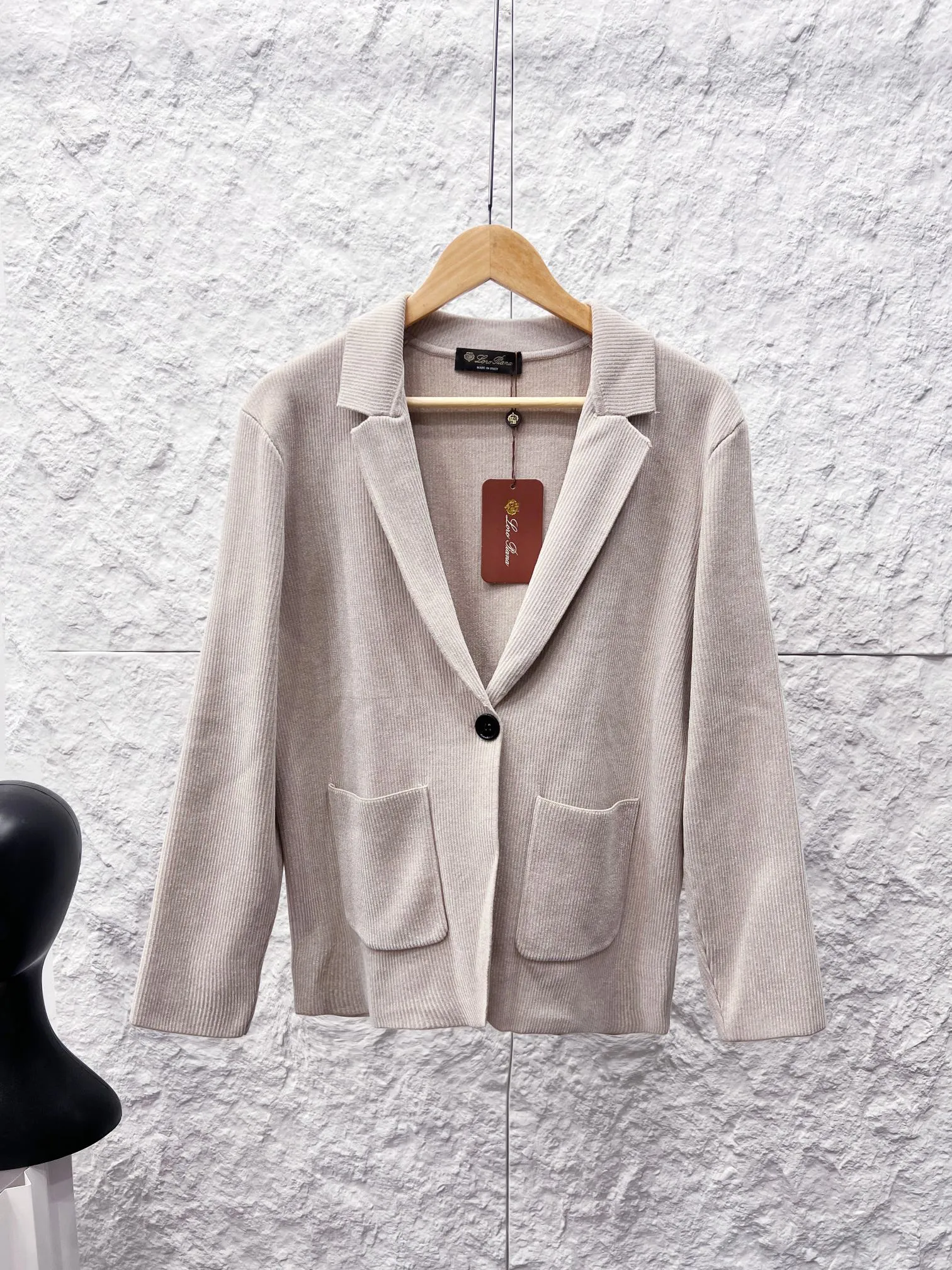LP (Loro Piana) (Long-term large quantity in stock, not off the shelves) Knitted suit cardigan fabric: fine wool mixed with vertical pit strip knitted fabric, four-flat pit strip weaving method, elastic vertical rib knitted gray fabric Collar type: knitted tuck suit collar, one-piece woven collar, no splicing hard lining, soft suit collar technology. Placket: single cloth-covered button, hidden placket knitted cardigan structure, no zipper, no zipper fabric. Pockets: patch pockets, knitted patch pockets of the same fabric, with anti-curling stitching at the mouth. Sleeve shape & hem: Long sleeves with flat cuffs, original woven hem at the body, seamless pressing throughout, soft and shaped garment, no hard lining. Loro Piana knitted blazer in ribbed wool knit, unstructured soft lapel collar, single-button fastening, patch pockets, relaxed fit in a relaxed fit knitted suit, unlined. Color; Oatmeal Black Sizes: M-3XL (worry-free after-sales service)